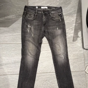 Replay Anbass Aged Eco - Säljer ett par riktigt schyssta och eftertraktade jeans från Replay. Modellen är Anbass Aged Eco och nypris ligger på runt 1800. Säljs då jag inte använder de längre. Pris kan diskuteras! 30/32 är storleken