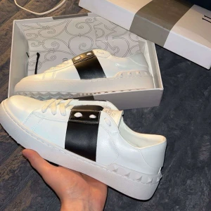 Svarta Valentino sneakers - Box och påse ingår. 