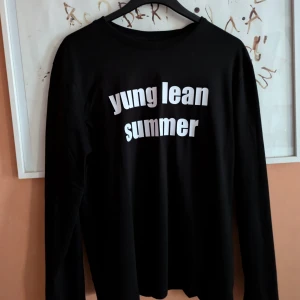 Svart långärmad tröja med tryck - Svart långärmad tröja med vitt tryck på bröstet där det står 'yung lean summer'. Använd på scenen en gång custummade finns bara en.
