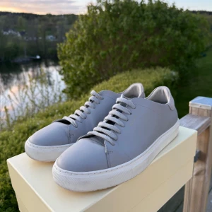 Axel Arigato CLEAN 90 i storlek 43 - Ett par Axel Arigato CLEAN 90 i storlek 43. Skorna är i bra skick med enbart några tecken på användning. I övrigt finns låda, påse och klistermärken kvar sedan de köptes.   Nypris: 2650 kr Mitt pris: 1350 kr  Hör av dig vid minsta fundering! 