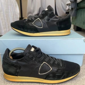 Philippe modell skor - Tja, vi säljer nu dessa feta Phillipe modell skorna i storlek 42 passar 43. Skicket på skorna skulle jag säga ligger runt 6 eller 7/10. Box medföljer.