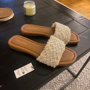 Fina skor - Säljer ett par helt nya skor, jätte fina med pärlor på och perfekt till sommaren😍