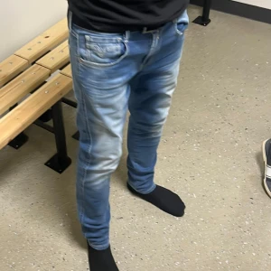  Replay Anbass - Tja, nu säljer vi dom här as feta replay jeansen!🤩Dom är slim fit, och har inga defekter. Fråga vid minsta fundering!!!