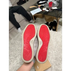 Grå Louboutins med spikar - Säljer ett par grå Louboutins med spikar för 2000 kr, använda 4 gånger utomhus annars är allting helt nytt inga märken eller något allt är som nytt DU FÅR MED BOX OCH ALLTING