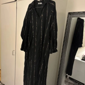 Black long sleeve dress - Mycket fin klänning Längd 130cm   #maxiklänning #maxidress #maxikleider #abaya #dress