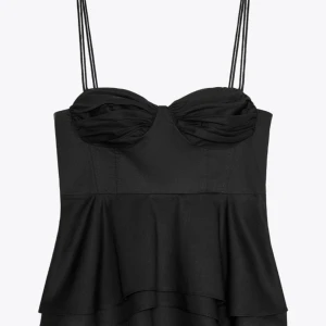 Svart topp zara  - Säljer en svart topp med dubbla tunna axelband och volang nertill. Jätte fin topp från zara och ändast testad. 