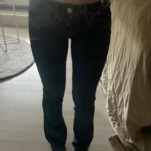 Mörkblå jeansbyxor från LTB - Jättefina mörkblåa lågmidjade bootcut jeans från LTB! Storlek 23x30, passar mig i längden som är 157cm! Säljer då de tyvärr är för stora och inte kommer till användning, så de är nyskick, endast använda 2 ggr! ✨