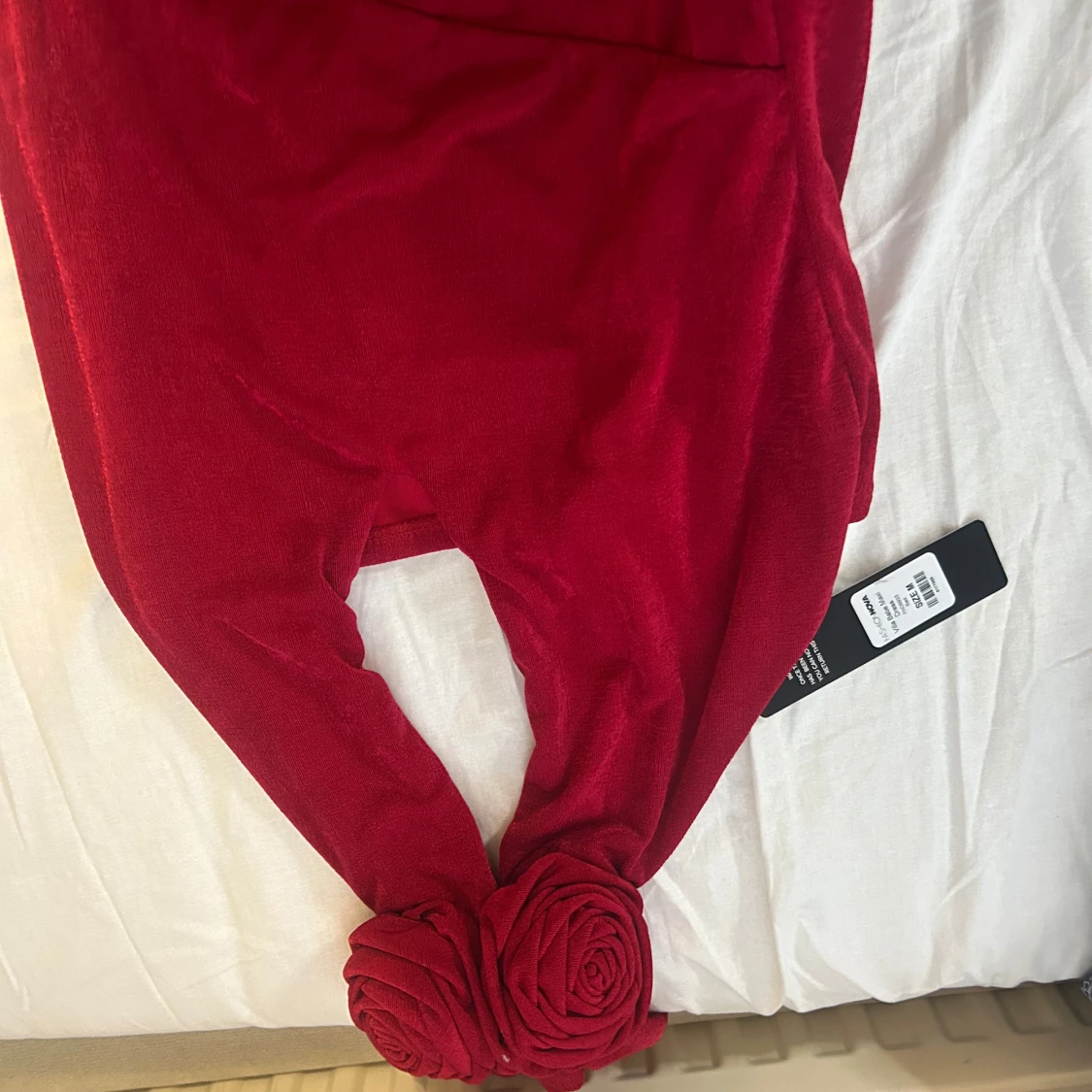 Röd långklänning med rosdetaljer - 4