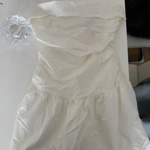 Helt oanvända studentklänningar s/m!! passa på!! - Säljer dessa studentklänningar från rotate, dom är helt oanvända och har både storlek S och M, dom har alla tags kvar!!  200kr/ st