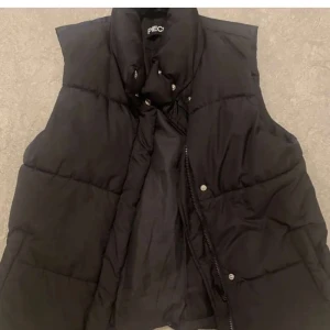 Väst från vera mode - Säljer denna fina väst från vero moda. I storlek m, Använd 2 gånger. Matrialet är ganska varmt inuti, de är bekvämt och skönt. Köpte den för 400kr men säljer denna för 95kr💗