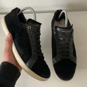 Saint Laurent SL 01 - Sjukt feta Saint Laurent sneakers (YSL) 🤩Perfekta inför sommaren och våren. Storlek 42 men kan passar 41 och 43 briljant! Bra skick inga tydliga defekter, 9/10. Nypriset på dessa ligger mellan 7-8000kr, men mitt pris är endast 2499! Byten kan vara intressant och priset är självklart inte fast! 💯💯