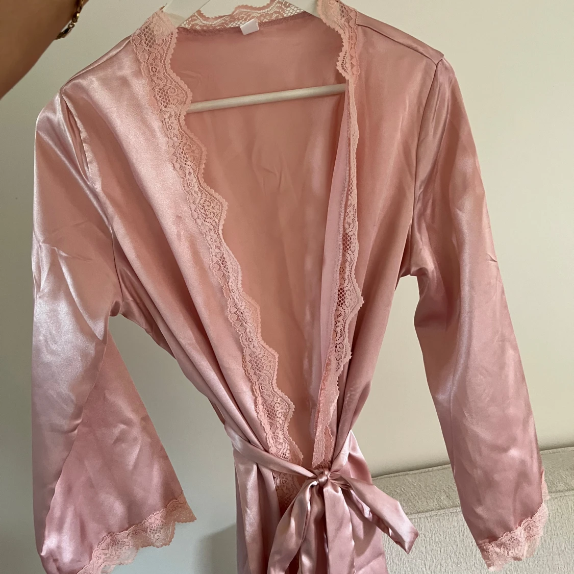 Rosa satin morgonrock med spetsdetaljer