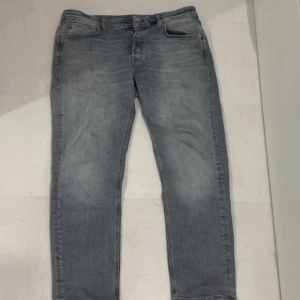 Gråa jeans herr  - Gråa raka tapared jeans från Jack & Jones. Jeansmodellen heter ”MIKE”. Storlek: W34 L30