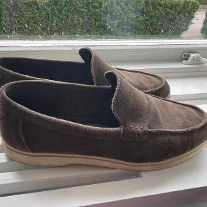 Bruna mocka loafers - Säljer ett par bruna loafers i mocka från Zara. Skorna har en klassisk design. Passar dig som gillar enkel och tidlös stil. Skick, 6/10 lite smutsig sula men går att tvätta annars bra 👍 
