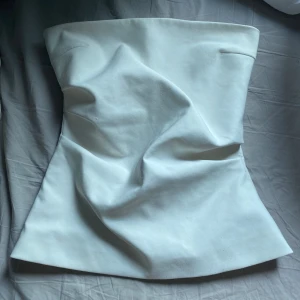 Vit tubtopp från Zara - En fin topp från zara knappt använd med dubbel tygg 