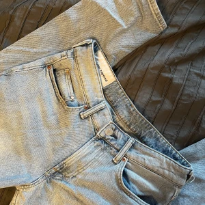 Ljusblå  - Modell: regular tapered (raka). storlek: 30/32