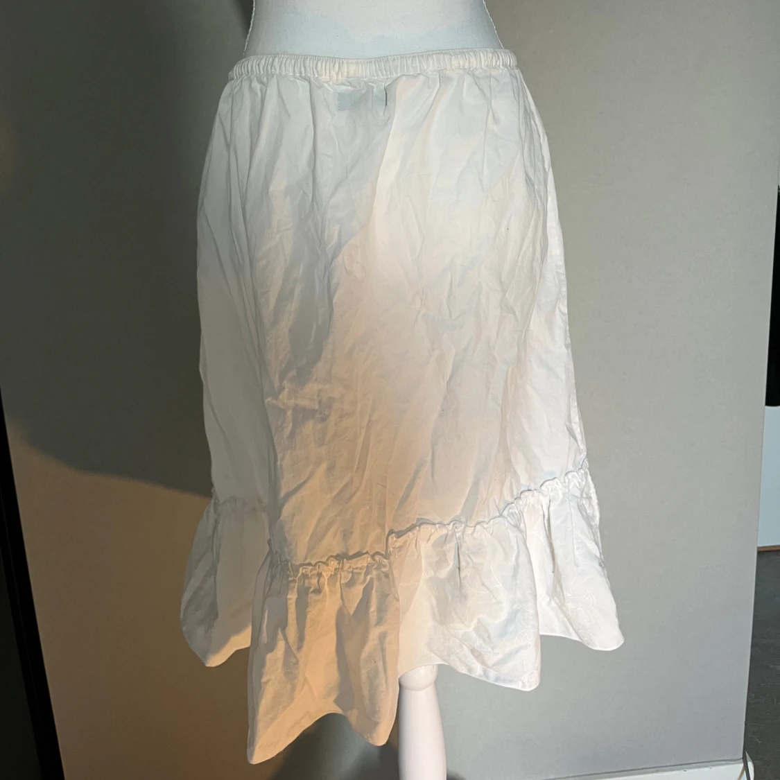 Vit volangkjol med knytband - 3