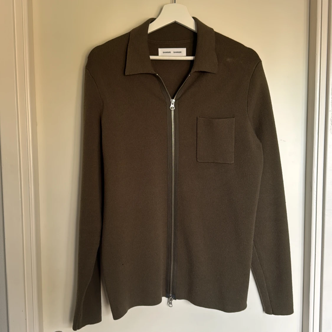 Mörkgrön stickad tröja med dragkedja från Samsøe Samsøe