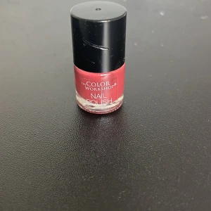 Vinrött/lila/rosa nagellack från The Color Workshop - Säljer ett nagellack från The Color Workshop. Färgen är inte exakt som på bilderna, den är lite mer lila i verkligheten. Nagellacket är öppnat och swatchat men aldrig använt.