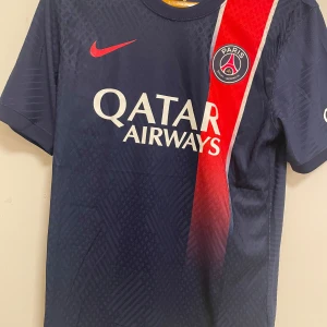 Paris Saint-Germain hemmatröja - Säljer en blå PSG fotbollströja från. Perfekt för fans av Paris Saint-Germain