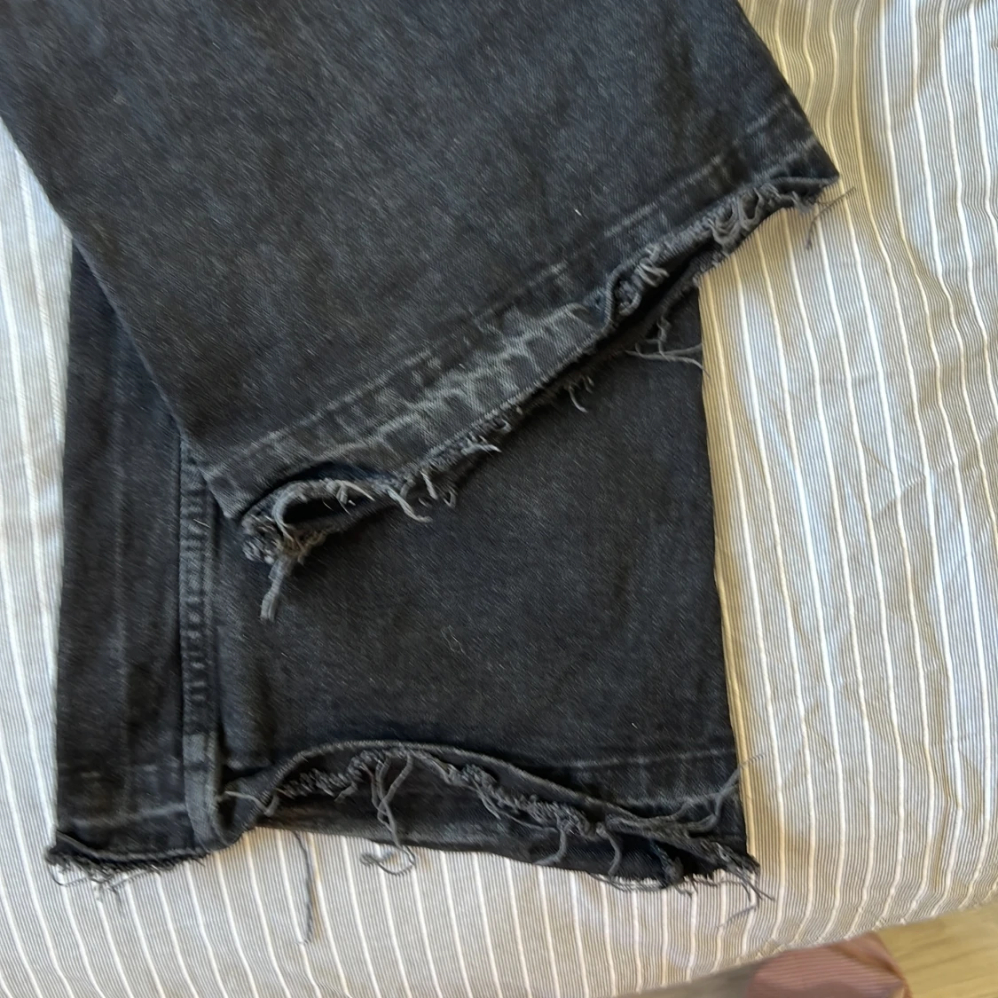 Svarta bootcut jeans med råa kanter - 1