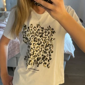 Zara tshirt  - Snygg tshirt från zara med leopardmönster🤍🤍🐆🐆