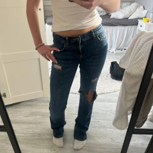 lågmidjade jeans  - snygga lågmidjade jeans från Zara, hålen är gjorda själv