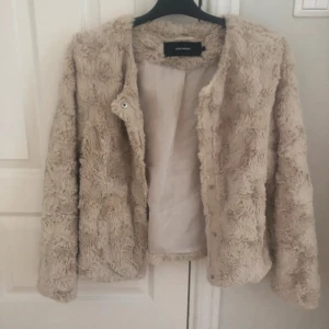 Beige pälsjacka från Vero Moda - Säljer en fluffig beige pälsjacka från Vero Moda i storlek S, skriv om du har frågor!💕