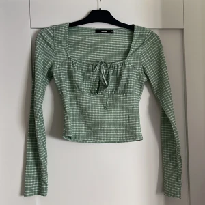 Grön rutig topp  - Grön rutig långärmad topp från bik bok o storlek xs🍀☺️