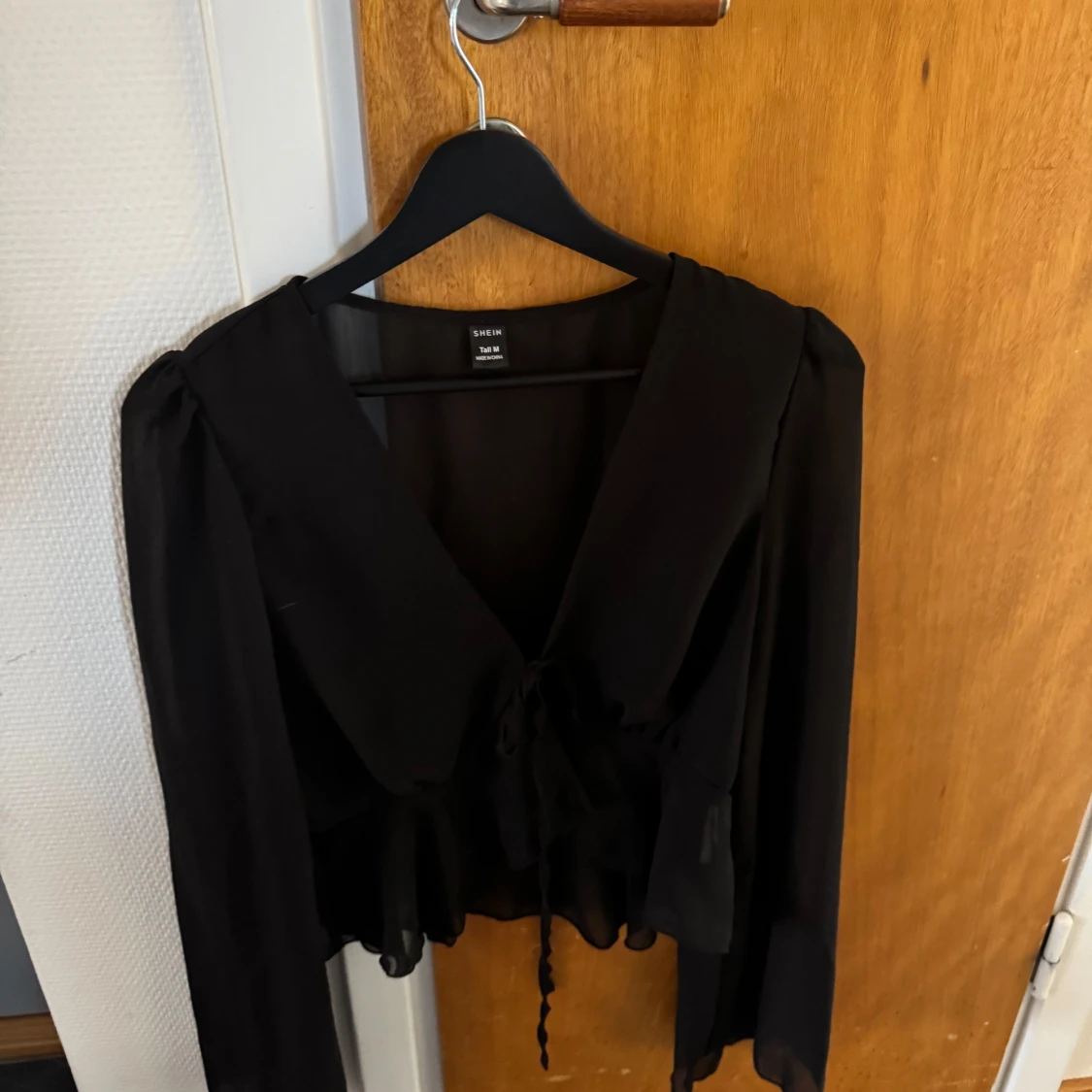 Svart blus med knyt från Shein - 1