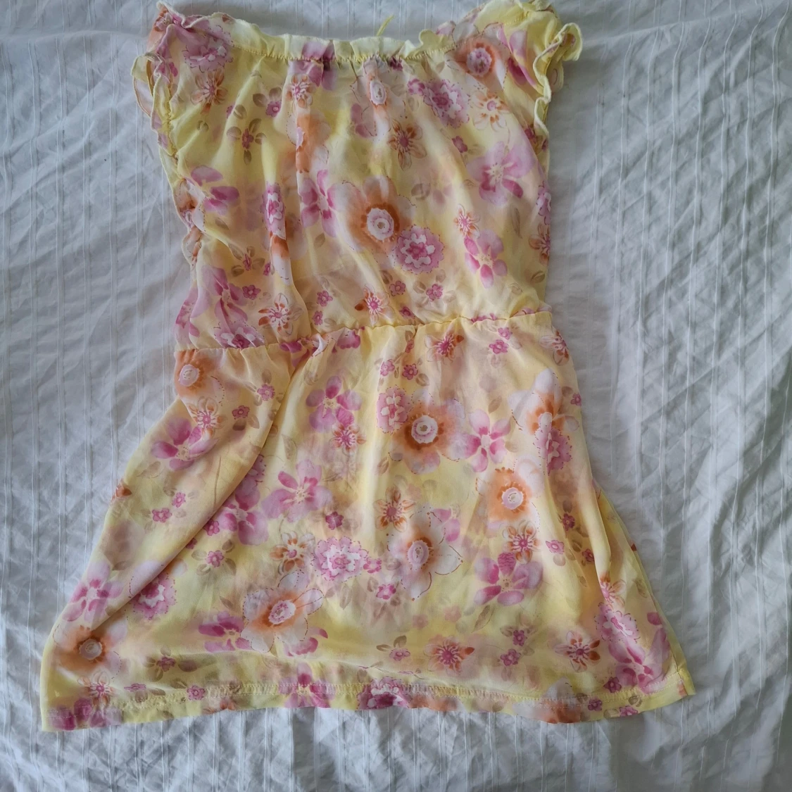 Blommig gul och rosa topp med snörning - 1