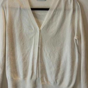 Vit kofta - Vit kofta med knappar. Aldrig använd