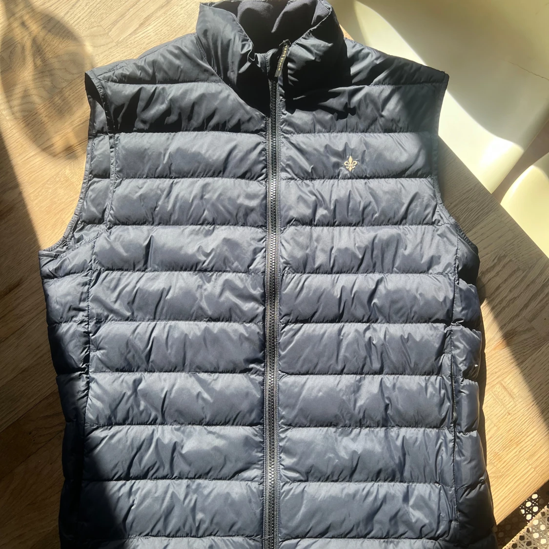 Svart dunväst med dragkedja