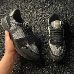 Valentino Rockrunners - Säljer nu ett par sjuka snygga Rockrunners! Skicket är relativt fint. Priset är inte hugget i sten vid snabb affär☺️ Inget tillbehör medföljer. Hör gärna av er om ni har fler frågor!