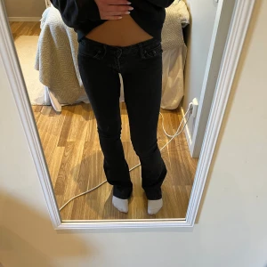 Svarta bootcut jeans från Crocker - Svarta jeans från Crocker med bootcut-passform och låg midja. Klassisk femficksmodell med dragkedja och knapp framtill. Snygga och tidlösa jeans som passar till många olika stilar. Skriv om ni vill ha mer bilder!