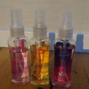 Parfymmist i tre dofter från So…? - Tre olika parfymmister från So…? i dofterna Sweet Pea, Bali Breeze och Ibiza Dreams. Flaskorna är genomskinliga med färgat innehåll: rosa, gul och lila. Varje flaska har en vit spraykork och rymmer ca 50 ml.
