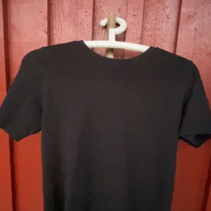 Svart t-shirt från Jack & Jones - Säljer en enkel svart t-shirt från Jack & Jones. T-shirten har rund halsringning och korta ärmar. Perfekt basplagg till garderoben. Snygg och stilren design utan tryck eller mönster.