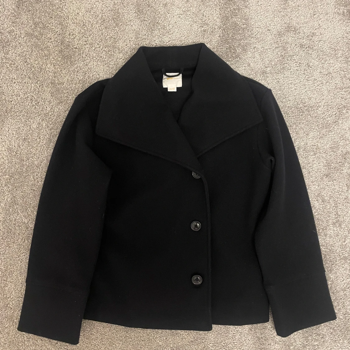 Marinblå kappa och linne byxor