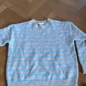 Ljusgrå och ljusblå randig stickad tröja - Mysig stickad tröja i ljusgrått och ljusblått från Gina Tricot i storlek 134-140 💗