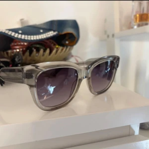 Chimi glasögon-07 grey - Stilrena solglasögon, perfekta för att lyfta din outfit med en cool accessoar. Chimis i modell 07. Pris kan diskuteras🥰
