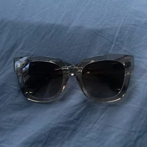 CHIMI solglasögon 08  - Säljer ett par stilrena solglasögon från CHIMI. Modellen är 08. Kommer med originalförpakning.🤍🌸