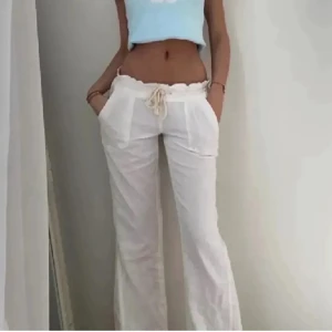Vita linnebyxor från roxy ☀️ - Säljer ett par vita linnebyxor med avslappnad passform och dragsko i midjan. Byxorna har raka ben och sidfickor, säljer då de inte kom till andvändning. super bra skick ☺️☺️