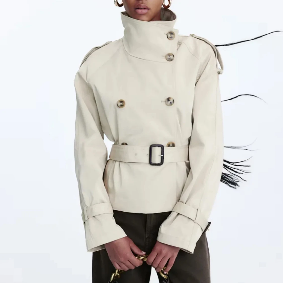 Beige trenchcoat med bälte och hög krage - 1