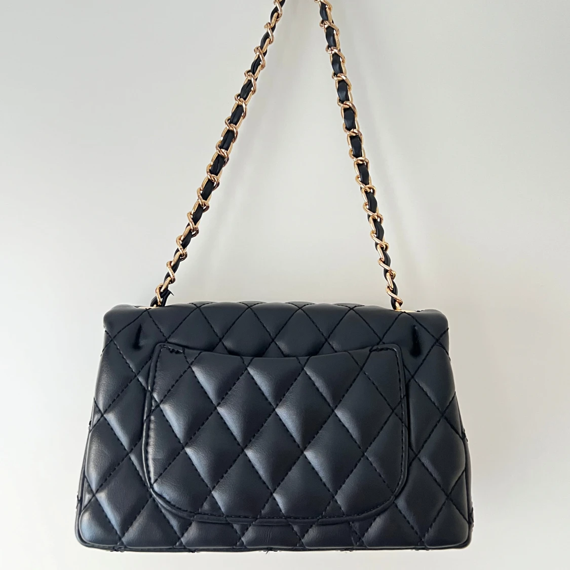 Svart quiltad axelremsväska - 4