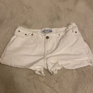 Vita jeansshorts från Water Proof - Vita jeansshorts från Water Proof med fransade kanter och klassisk femficksdesign. Shortsen har knapp och dragkedja framtill samt bälteshällor. Perfekta för varma dagar och enkel att matcha med olika toppar. Kontakta innan köp nu❣️299kr+ frakt❤️