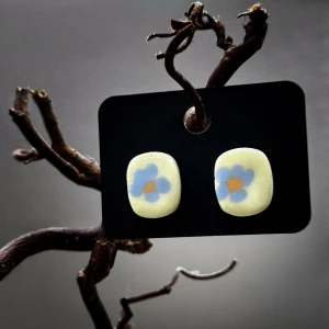 Handgjorda örhängen med blommotiv - Handgjorda i polymerlera, allergivänliga. 🔸Design: CONGREGATION🔸