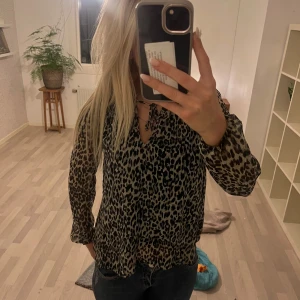 Leopardmönstrad blus - Säljer en snygg leopardmönstrad blus med långa ärmar                                                                                 Så fin och inga skador🌸