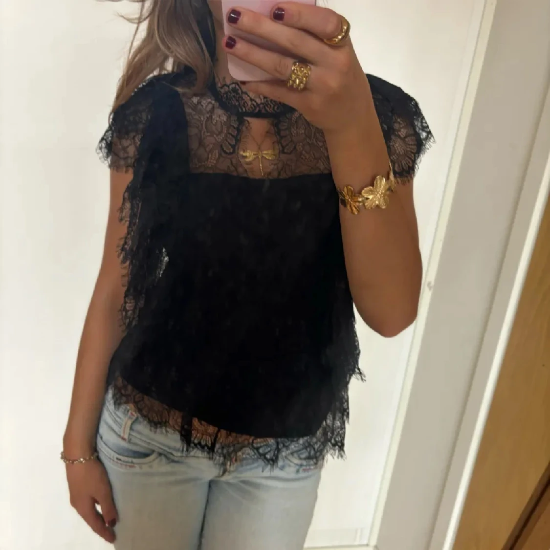 Svart spetsblus med volangdetaljer