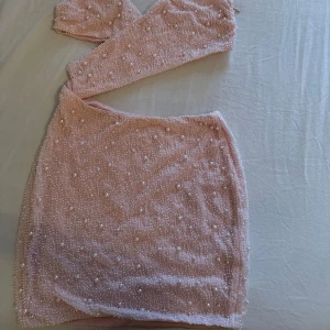 Ljusrosa klänning från Oh Polly - Använd endast 1 gång. Strl 10 motsvarar M men skulle säga att dom är små i storleken så det passar mer en S