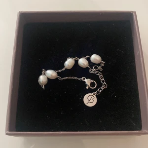 Edblad armband - Super gulligt armband med pärlor från Edblad. Säljer då jag bytt till guldsmycken. Sparsamt använt! Nypris 399kr. 